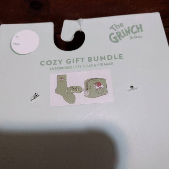 Dr Seuss The Grinch Embroidered Super Cozy Gift Bundle Socks, Eye Mask & Pouch - Picture 5 of 5